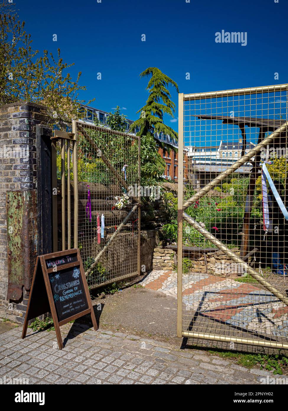 Cross Bones Graveyard & Memorial Gardens, Southwark, South London. Crossbones ist ein stillgelegter postmittelalterlicher Grabplatz, der für alleinstehende Frauen eingerichtet wurde. Stockfoto
