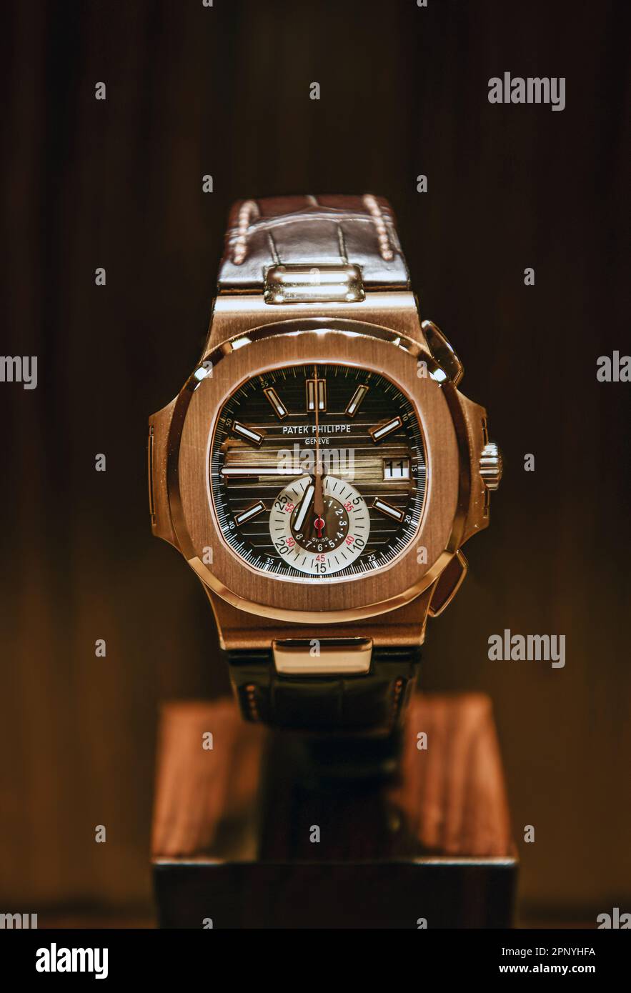 BANGKOK, THAILAND - 12. April 2022:Patek Philippe Nautilus 5980r Black-Brown Dial 18kt Rose Gold Case Matt Dark Brown Leather Herrenuhr zeigt i Stockfoto