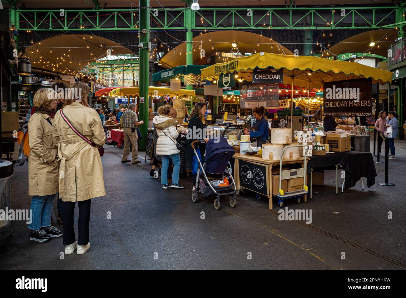 Borough Market London. Im Zentrum Londons, einem der größten Lebensmittelmärkte am südlichen Ende der London Bridge, werden Spezialitäten verkauft. Stockfoto