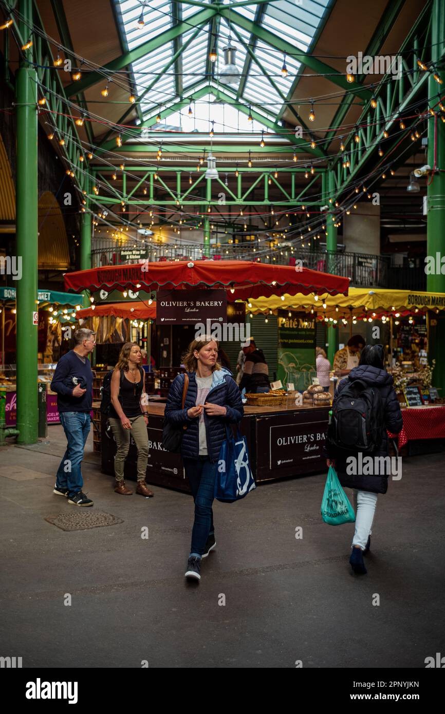 Borough Market London. Im Zentrum Londons, einem der größten Lebensmittelmärkte am südlichen Ende der London Bridge, werden Spezialitäten verkauft. Stockfoto