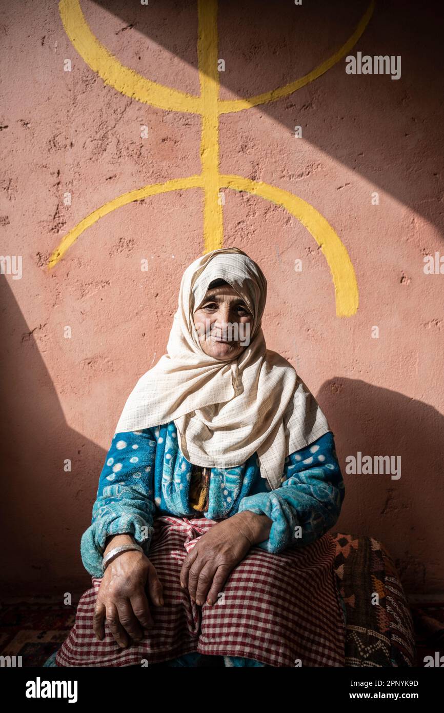 Porträt einer Berberfrau, die neben dem Symbol der Freiheit sitzt. Stockfoto