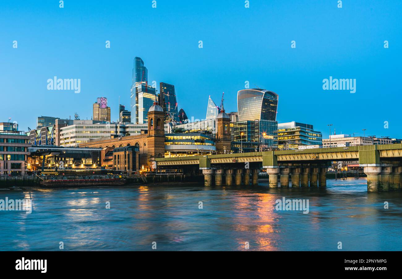 Cannon Street Railway Bridge und wolkenkratzer über der Themse, London, England Stockfoto