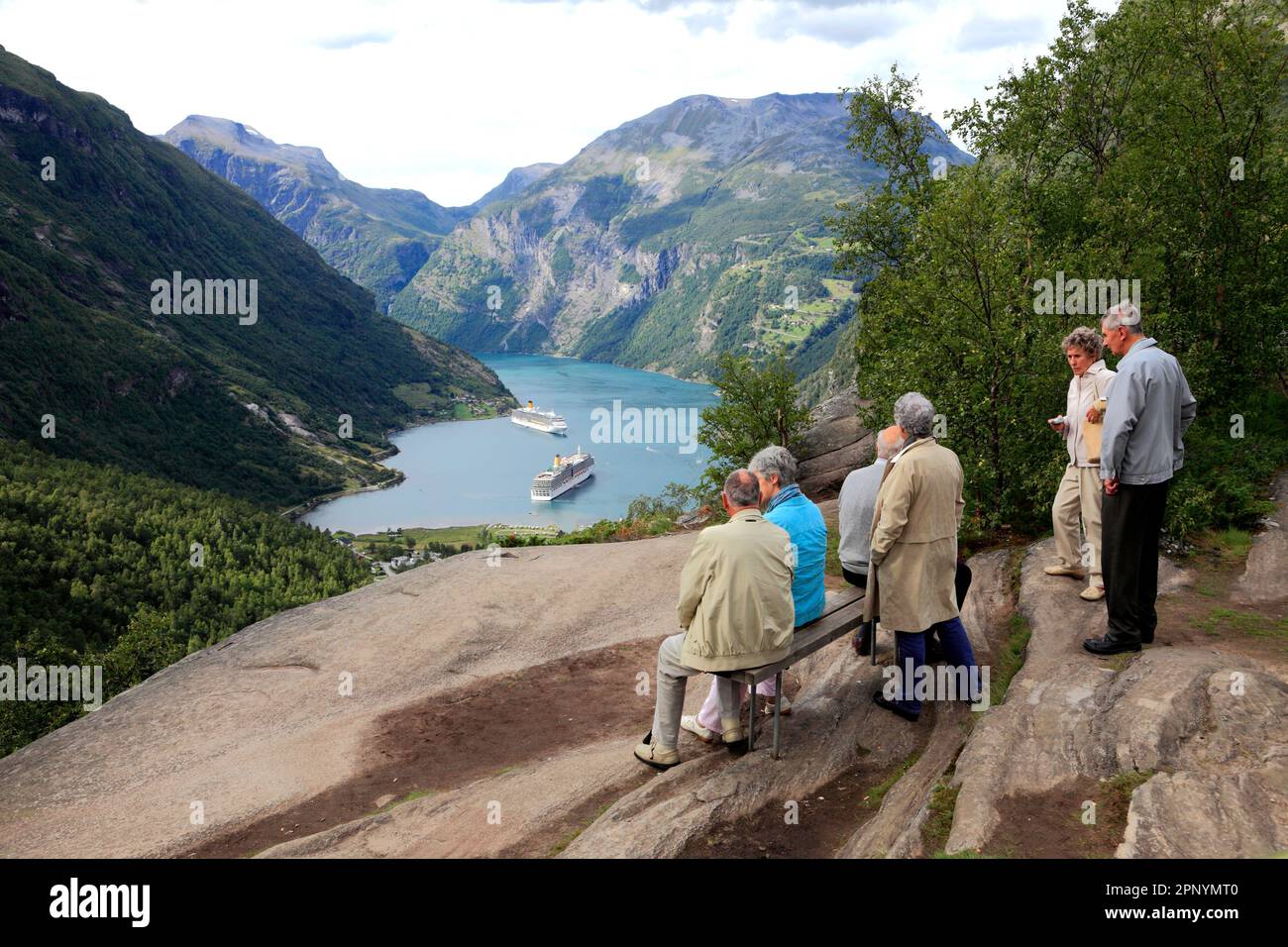 Touristen in Geirangerfjord, UNESCO-Weltkulturerbe, Region Sunnmøre, Kreis Møre Og Romsdal, Westnorwegen, Skandinavien, Europa. Stockfoto
