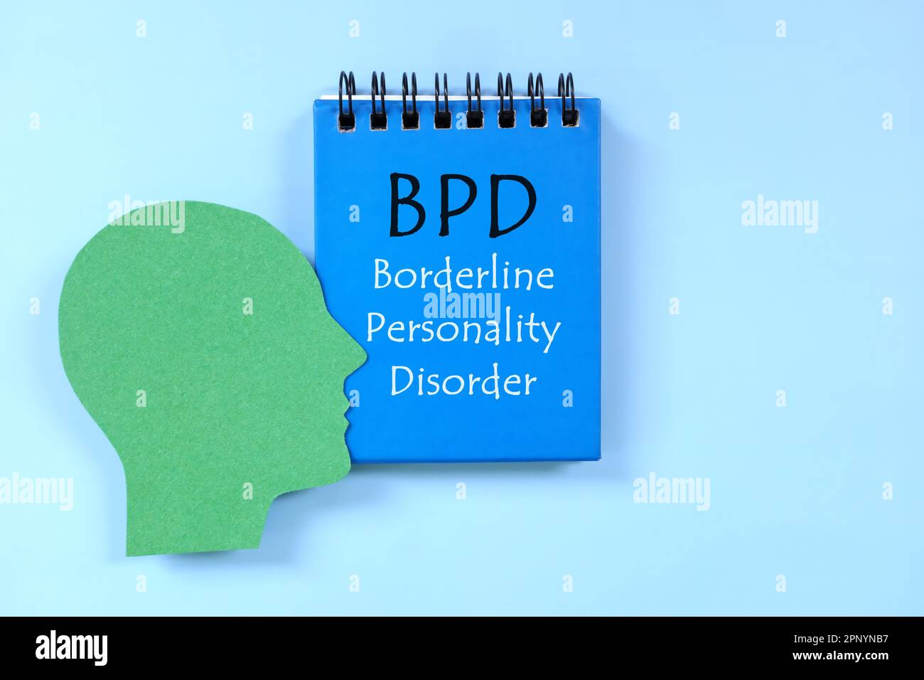 Borderline-Persönlichkeitsstörung oder BPD-Diagnose auf blauem Hintergrund. Flache Verlegung. Stockfoto