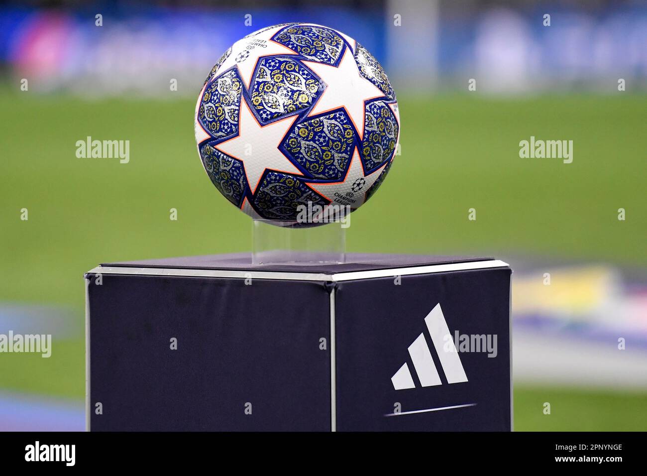 Der Adidas Champions League-Ball wird während des Champions League-Fußballspiels zwischen dem FC Internazionale an auf einem Sockel mit dem Firmenlogo platziert Stockfoto