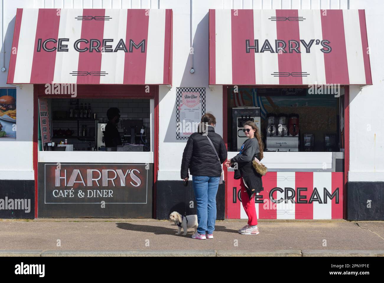 Gäste von Harry's Cafe and Diner, Teil von Harry Ramsdens Fish Bar und Restaurant, Bournemouth Promenade and Seafront, Dorset, England, Großbritannien Stockfoto
