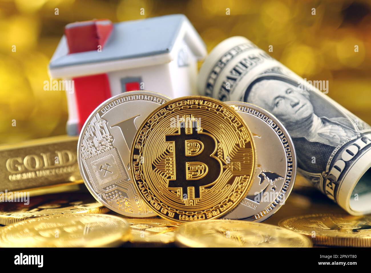 Konzeptionelles Bild für Investoren in Kryptowährung (neues virtuelles Geld), Gold, Immobilien und Dollar. Stockfoto