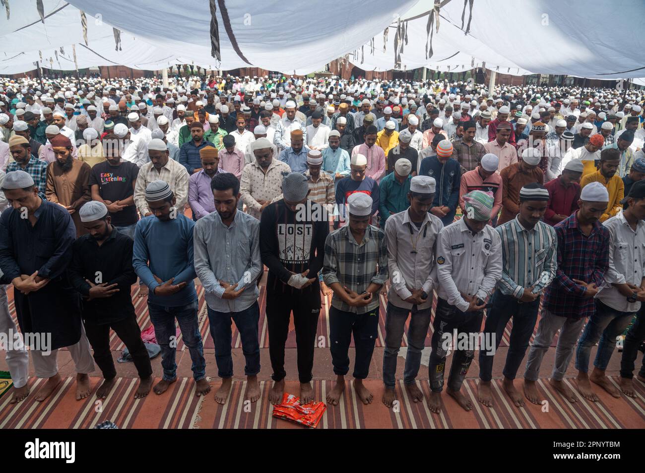 New Delhi, Delhi, Indien. 21. April 2023. Muslimische Anhänger bieten am vergangenen Freitag Gebete des heiligen Fastenmonats des Ramadan in Jama Masjid, in den alten Vierteln von Neu-Delhi, Indien, am 21. April 2023. (Kreditbild: © Kabir Jhangiani/ZUMA Press Wire) NUR REDAKTIONELLE VERWENDUNG! Nicht für den kommerziellen GEBRAUCH! Stockfoto