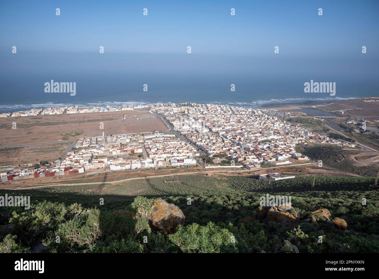 Blick auf die Küstenstadt Sidi Ifni von einem nahe gelegenen Berg. Stockfoto