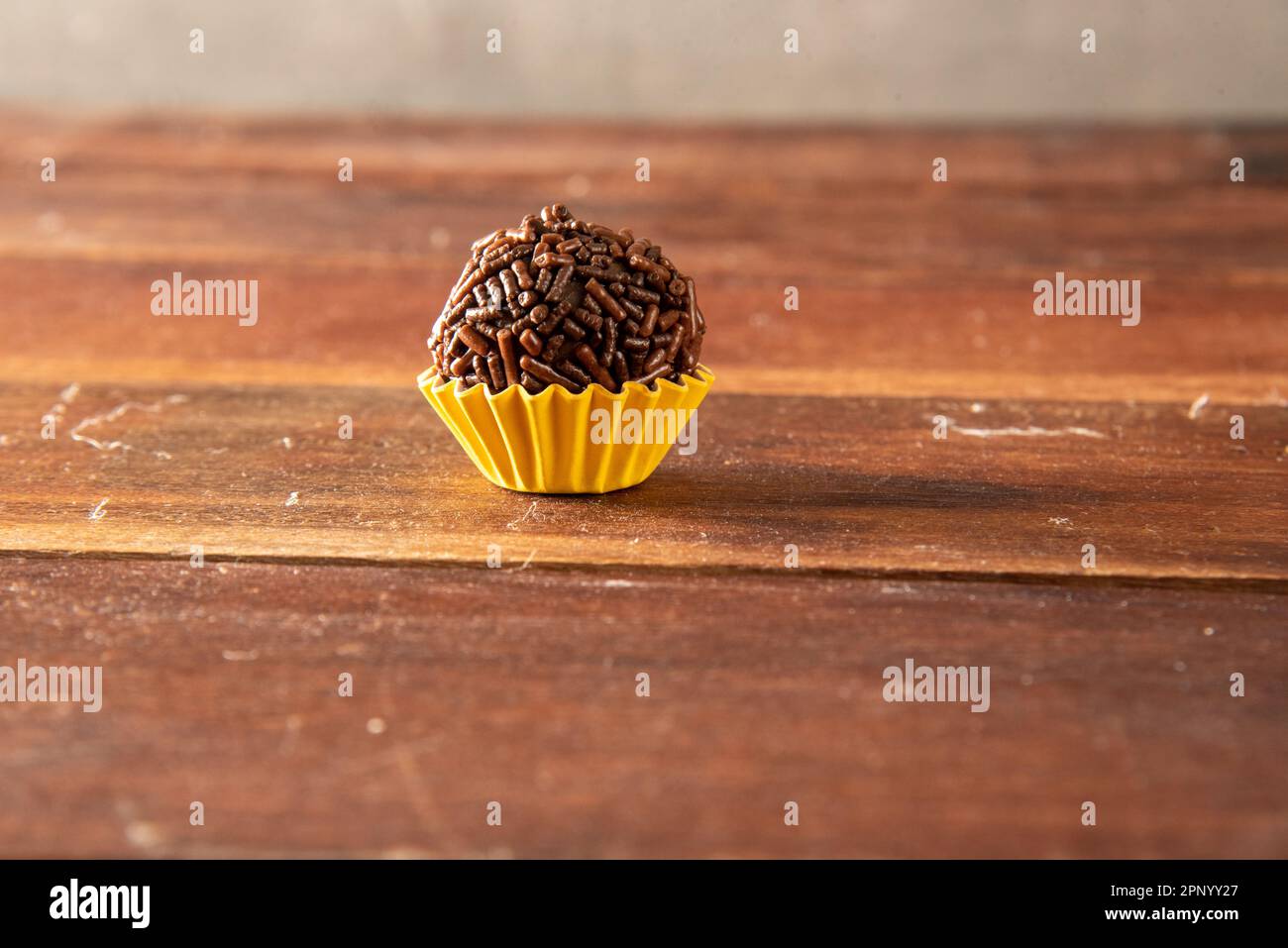 Typisch brasilianische Brigadeiros, über Holzbrett. Stockfoto