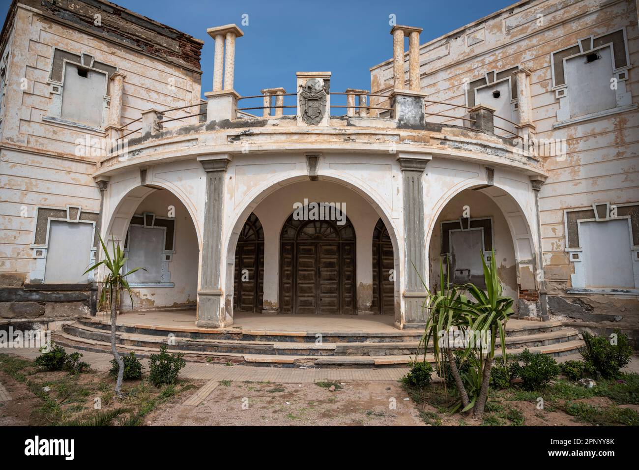 Ehemaliges Konsulat Spaniens auf dem Platz Hassam II von Sidi Ifni. Stockfoto