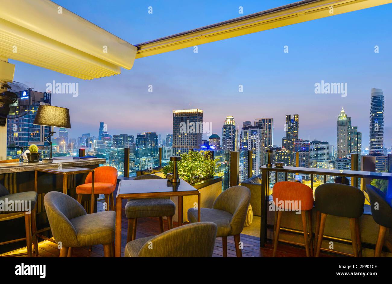 Blick auf Bangkok von der Dachbar, mit Blick auf den herrlichen Himmel und das Licht der Stadt, Thailand Stockfoto