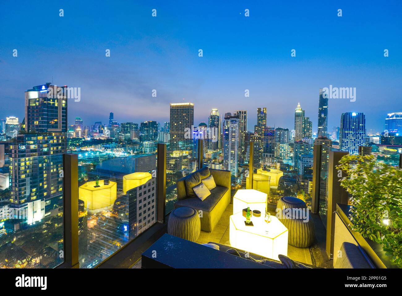 Blick auf Bangkok von der Dachbar, mit Blick auf den herrlichen Himmel und das Licht der Stadt, Thailand Stockfoto