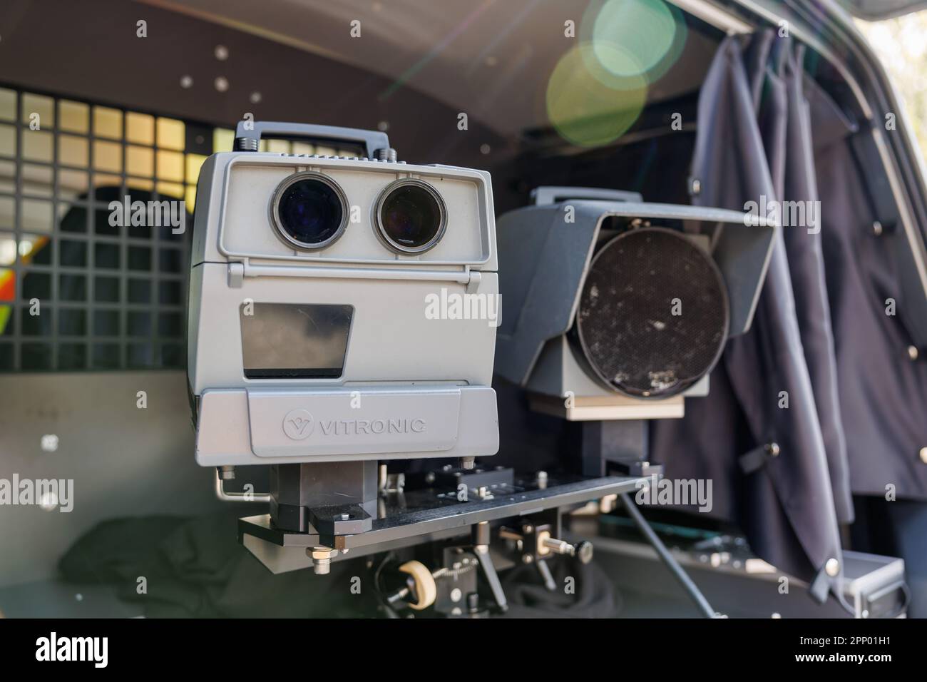 Nürnberg, Deutschland. 21. April 2023. Ein Geschwindigkeitsmesssystem PoliScan FM1 des Herstellers Vitronic steht während des sogenannten „Blitzmarathon“ im Kofferraum eines Polizeifahrzeugs. An rund 1.800 Messpunkten in ganz Bayern halten die Polizei und Mitarbeiter der lokalen Behörden und der kommunalen Verkehrsüberwachungsstellen Ausschau nach Schnellfahrern. Vor allem aber werden Kontrollen auch dort durchgeführt, wo das Unfallrisiko durch Geschwindigkeitsüberschreitung am größten ist oder wo Geschwindigkeitsüberschreitungen häufig vorkommen. Kredit: Daniel Karmann/dpa/Alamy Live News Stockfoto