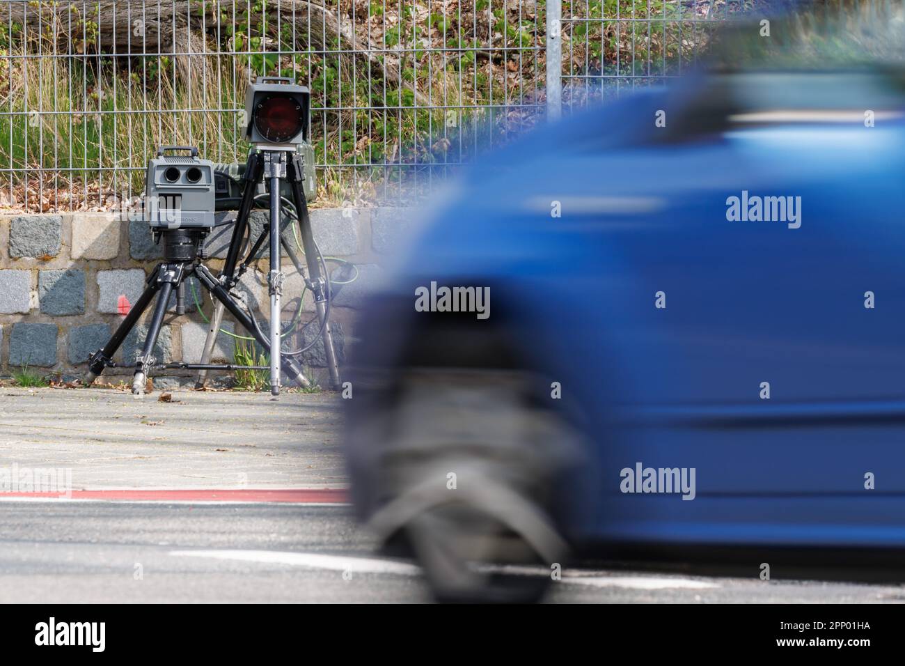 Nürnberg, Deutschland. 21. April 2023. Ein Geschwindigkeitsmesssystem PoliScan FM1 des Herstellers Vitronic steht während des sogenannten Blitzmarathon am Straßenrand in einer 30-Meilen-Zone. An rund 1800 Messpunkten in ganz Bayern halten Polizei und Mitarbeiter der Kommunen und der örtlichen Verkehrskontrolle Ausschau nach Schnellfahrern. Vor allem aber werden Kontrollen auch dort durchgeführt, wo das Unfallrisiko durch Geschwindigkeitsüberschreitung am größten ist oder wo Geschwindigkeitsüberschreitungen häufig vorkommen. Kredit: Daniel Karmann/dpa/Alamy Live News Stockfoto