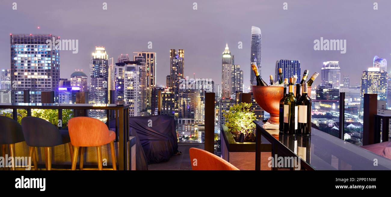 Blick auf Bangkok von der Dachbar, mit Blick auf den herrlichen Himmel und das Licht der Stadt, Thailand Stockfoto