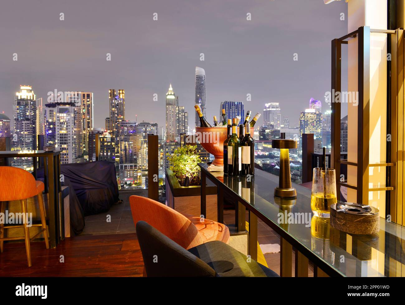 Blick auf Bangkok von der Dachbar, mit Blick auf den herrlichen Himmel und das Licht der Stadt, Thailand Stockfoto