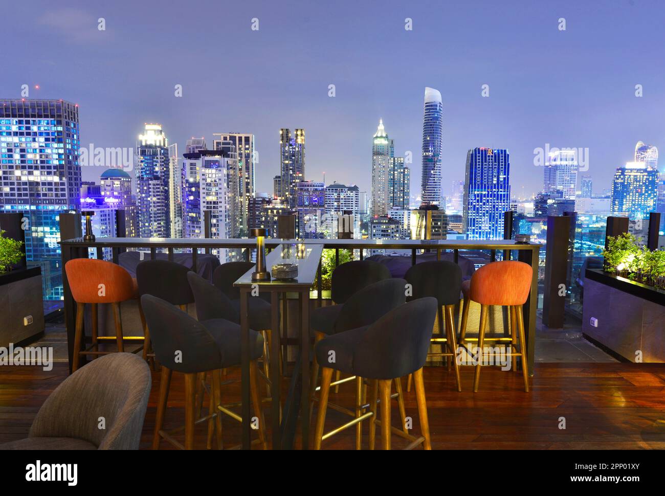 Blick auf Bangkok von der Dachbar, mit Blick auf den herrlichen Himmel und das Licht der Stadt, Thailand Stockfoto