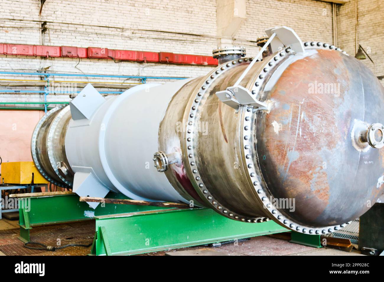 Große Metalleisendestillationskolonne zur Trennung von Stoffen in Fraktionen in den Industrieanlagen einer Ölraffinerie, chemisch, Stockfoto