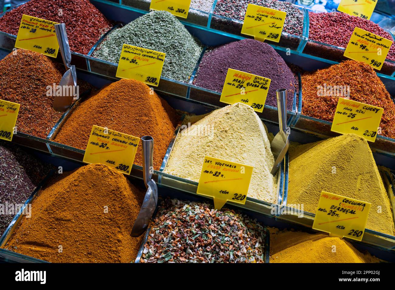 Bunte Gewürze im Angebot, Gewürzbasar, Istanbul, Türkei Stockfoto
