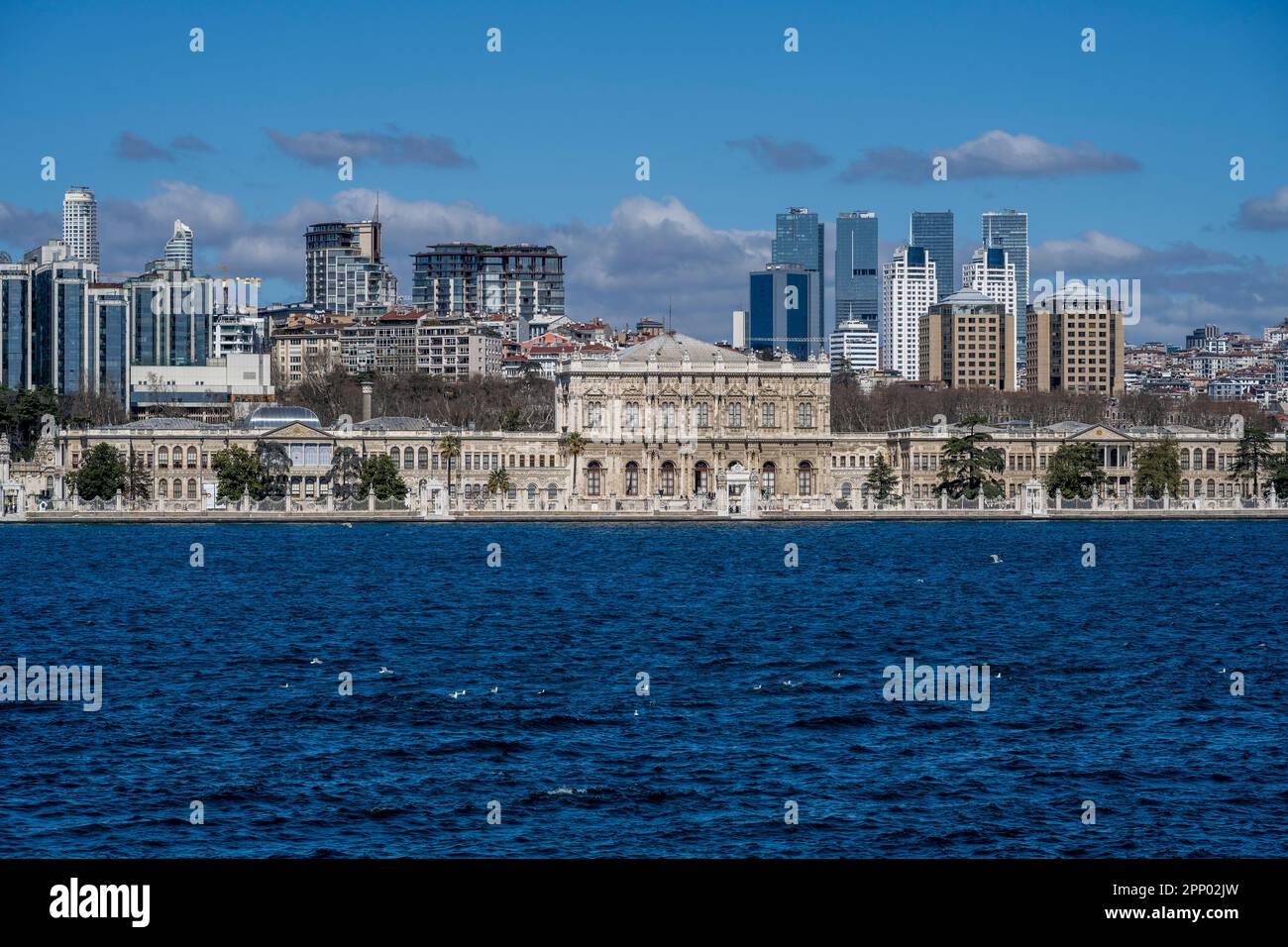 Dolmabahce-Palast und Skyline der Stadt dahinter, Besiktas, Istanbul, Türkei Stockfoto