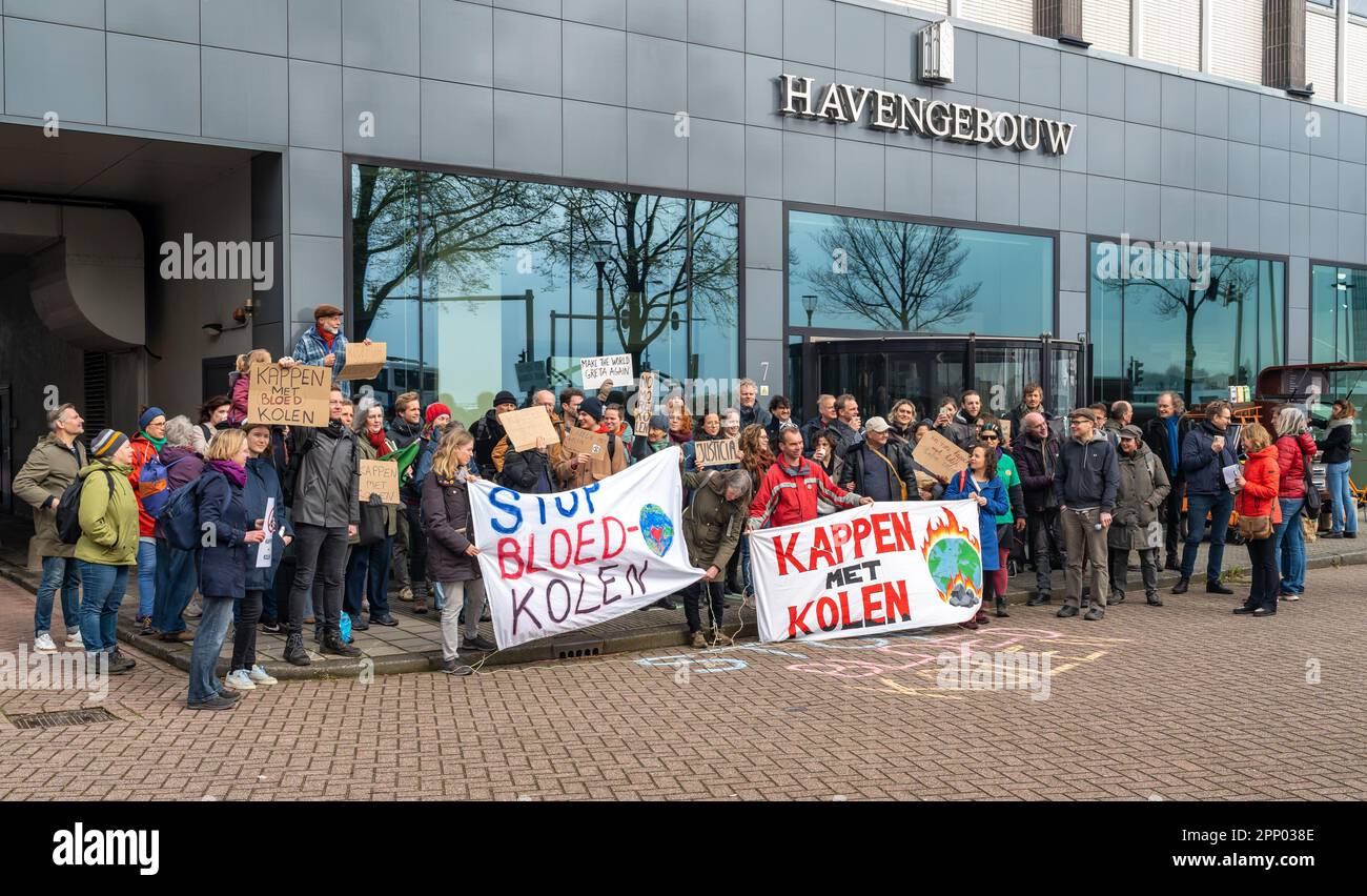 Amsterdam, Niederlande, 21.04.2023, Klimaschutzaktivisten während des Protests gegen den Kohlebergbau vor dem Havengebouw-Gebäude, wo der Kopf abgeht Stockfoto