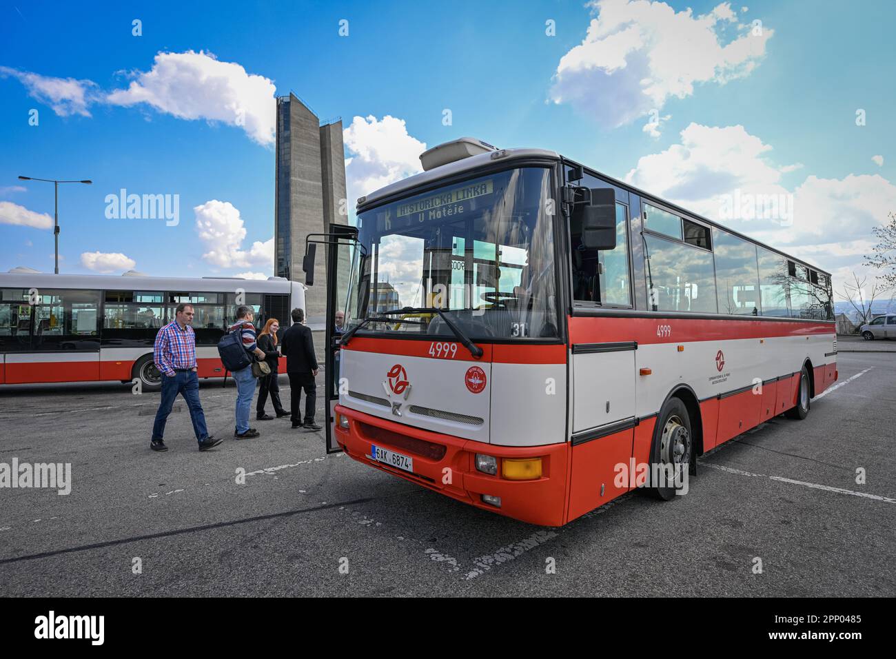 Die Prag Public Transit Company hat eine neue historische Buslinie ...
