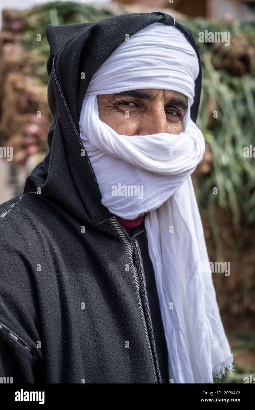 Porträt eines Berbermanns in traditioneller Djellaba und Turban. Stockfoto