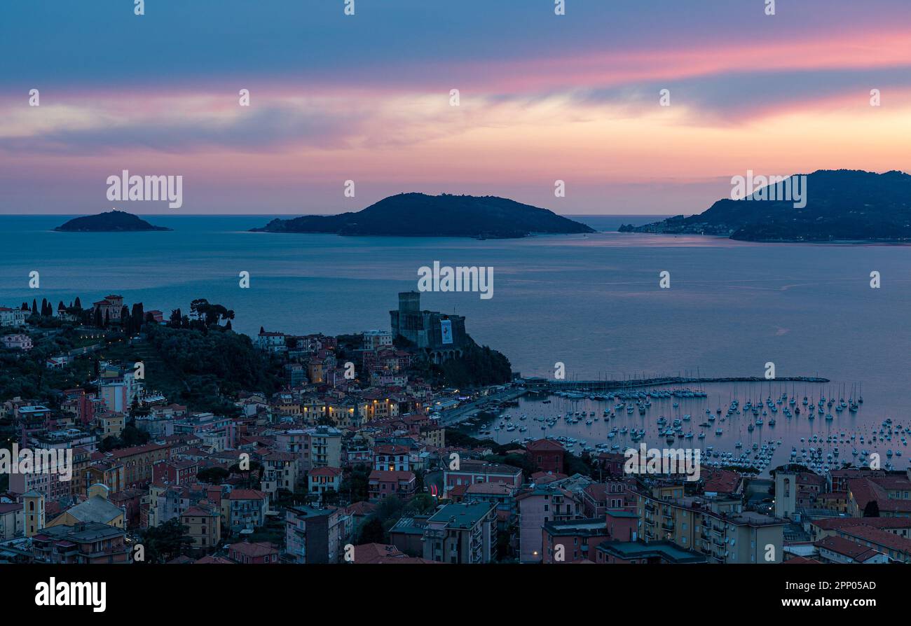 Sonnenuntergang in Lerici - Ligurien Italien: Sonnenuntergang über dem Golf von La Spezia Liguria Italien, im Hintergrund von Portovenere, Palmaria Island und Tino Stockfoto