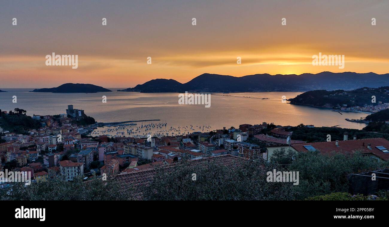 Sonnenuntergang in Lerici - Ligurien Italien: Sonnenuntergang über dem Golf von La Spezia Liguria Italien, im Hintergrund von Portovenere, Palmaria Island und Tino Stockfoto