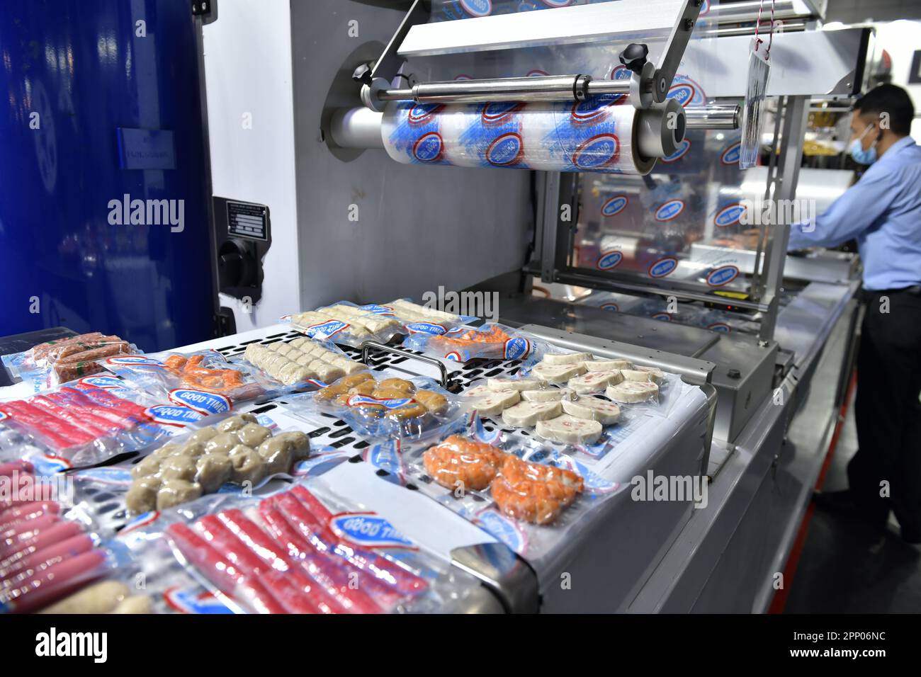 Automatisches Huhn, Schweinefleisch, Scheiben Frischfleisch, Produktionslinie für Lebensmittel auf Förderbandmaschinen in der Fabrik, industrielle Lebensmittelproduktion Stockfoto