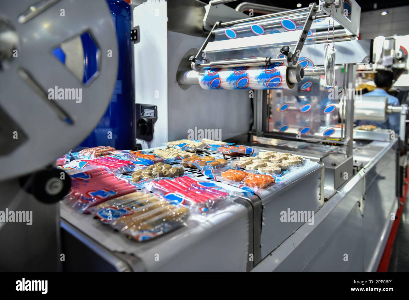 Automatisches Huhn, Schweinefleisch, Scheiben Frischfleisch, Produktionslinie für Lebensmittel auf Förderbandmaschinen in der Fabrik, industrielle Lebensmittelproduktion Stockfoto