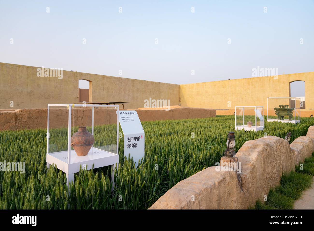 Das „Museum in Rye Field“ aus dem Jahr 2. wird am 19. April 2023 in Zhengzhou, der Provinz Henan in Zentralchina, ausgestellt. (Foto: ChinaImages/Sipa USA) Guthaben: SIPA US/Alamy Live News Stockfoto