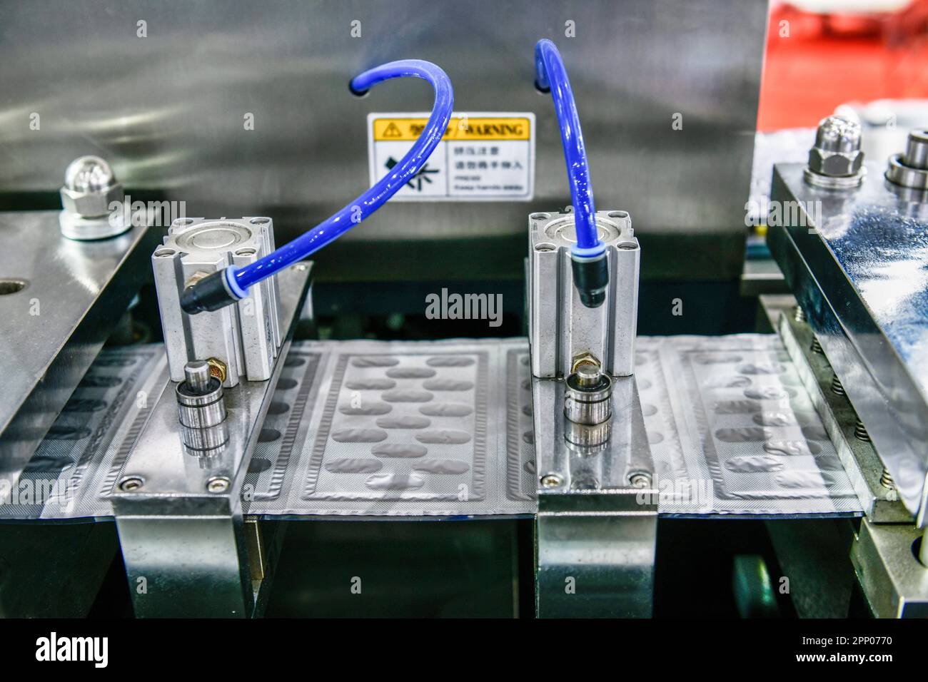 Blisterpackung aus silberner Aluminiumfolie zum Schutz vor Licht in der Produktionslinie Stockfoto