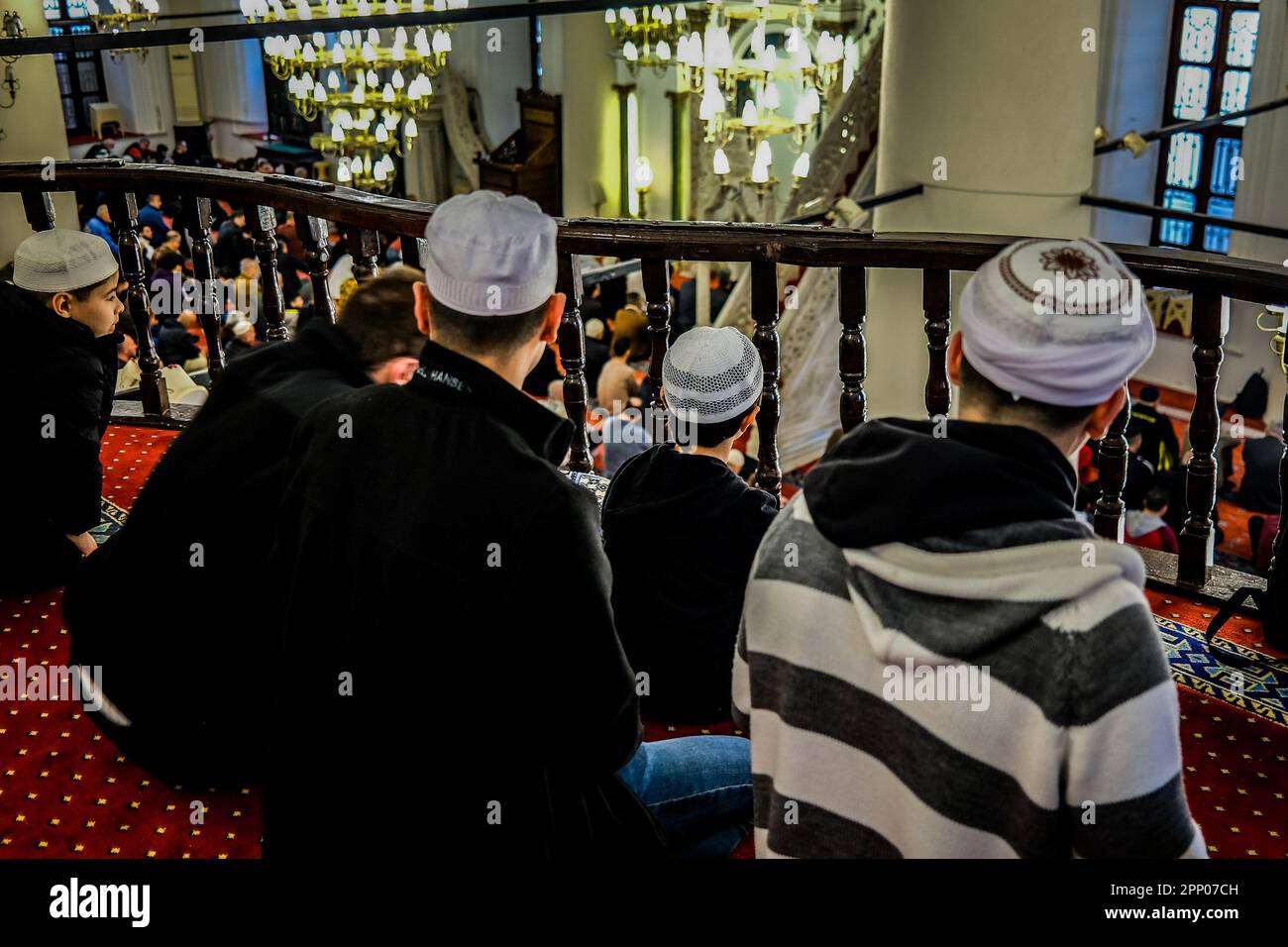 Izmir, Türkei. 21. April 2023. Kinder, die in der Hisar-Moschee auf Gebete warteten Hunderte von Menschen führten Eid-Gebete in der Hisar-Moschee im Konak-Bezirk von Izmir aus. Kredit: SOPA Images Limited/Alamy Live News Stockfoto