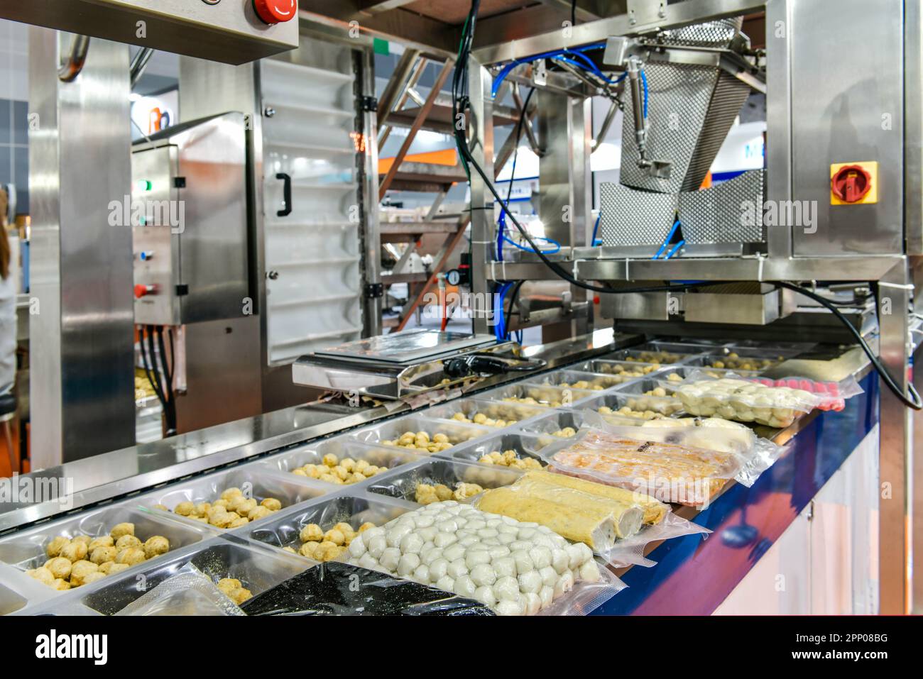 Automatisches Huhn, Schweinefleisch, Scheiben Frischfleisch, Produktionslinie für Lebensmittel auf Förderbandmaschinen in der Fabrik Stockfoto
