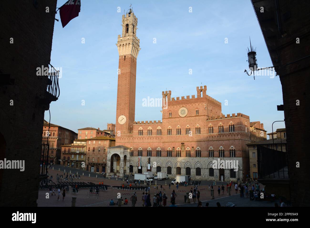 Piazza del Campo ist der muschelförmige Platz, wo der Palio di Siena stattfindet. Der Palazzo Pubblico und der Torre del Mangia dominieren den Platz. Stockfoto