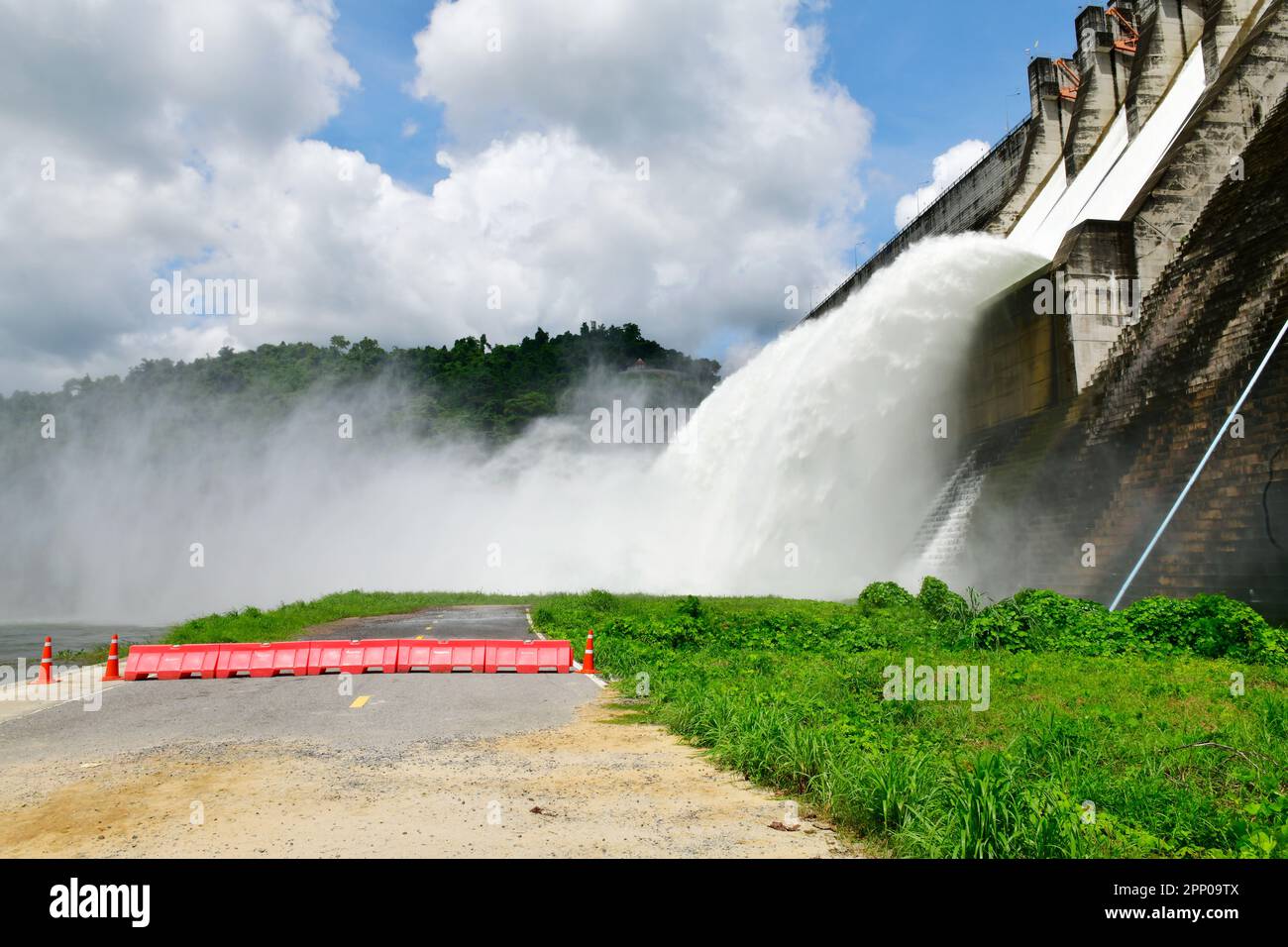 Der Damm mit Wasserkraftwerk und Bewässerung und Flut Schutz Stockfoto