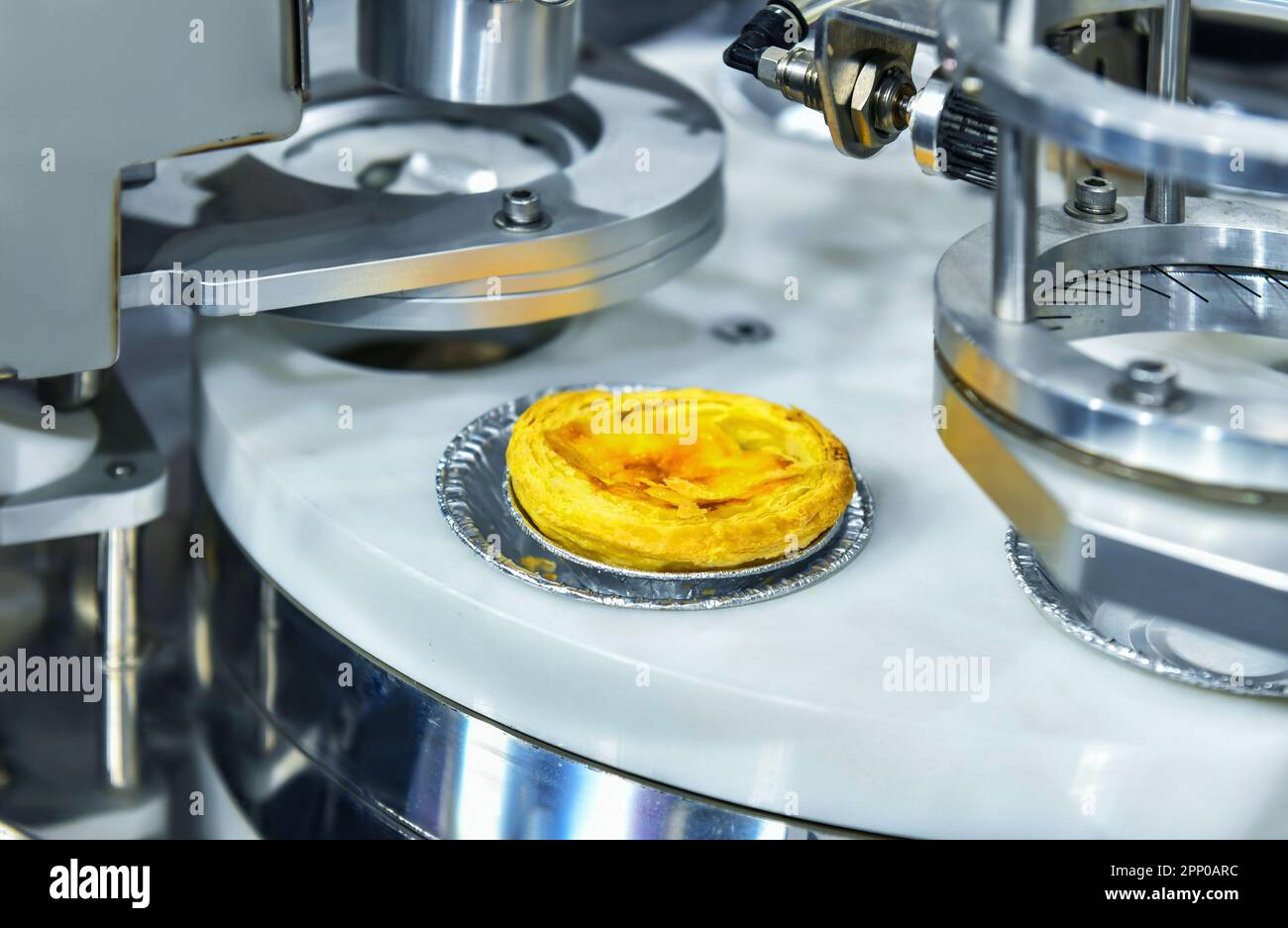Automatische Produktionslinie für Eierstöcke an Förderbandmaschinen in der Fabrik, industrielle Nahrungsmittelproduktion. Stockfoto