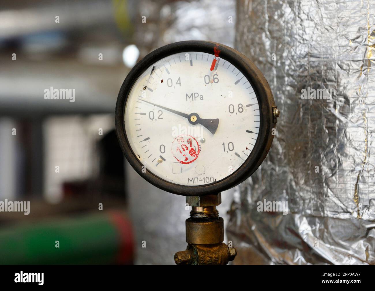 Manometer, das den Dampfdruck im Dampferzeugungsbehälter anzeigt. Stockfoto