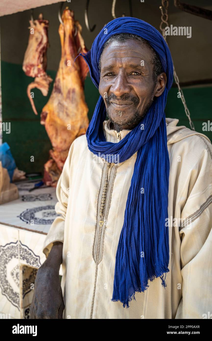 Porträt eines erwachsenen Mannes in einer Djellaba und einem blauen Turban. Stockfoto