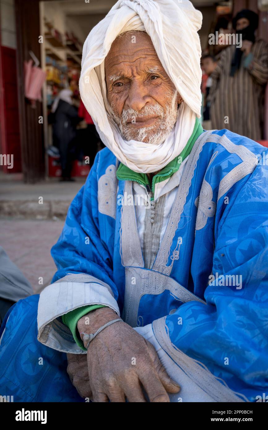 Porträt eines älteren Berbers in blauem Kleid und weißem Turban. Stockfoto