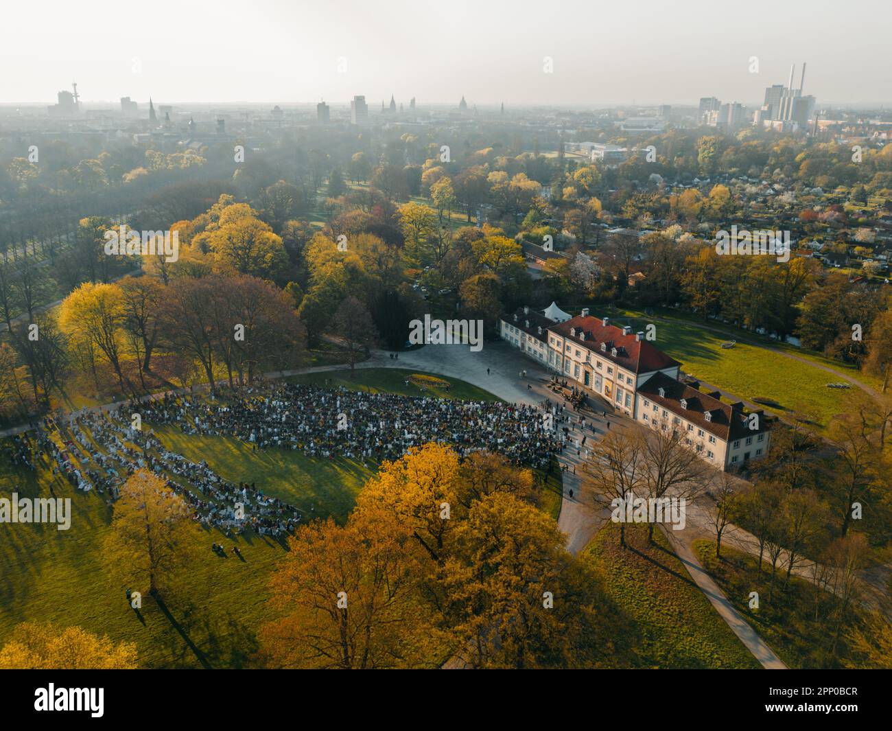 Eid al-Fitr Gebet in Hannover: Moslems versammeln sich in traditioneller Kleidung, um das Ende des Ramadan mit fröhlichen und spirituellen Gebeten zu feiern. Stockfoto