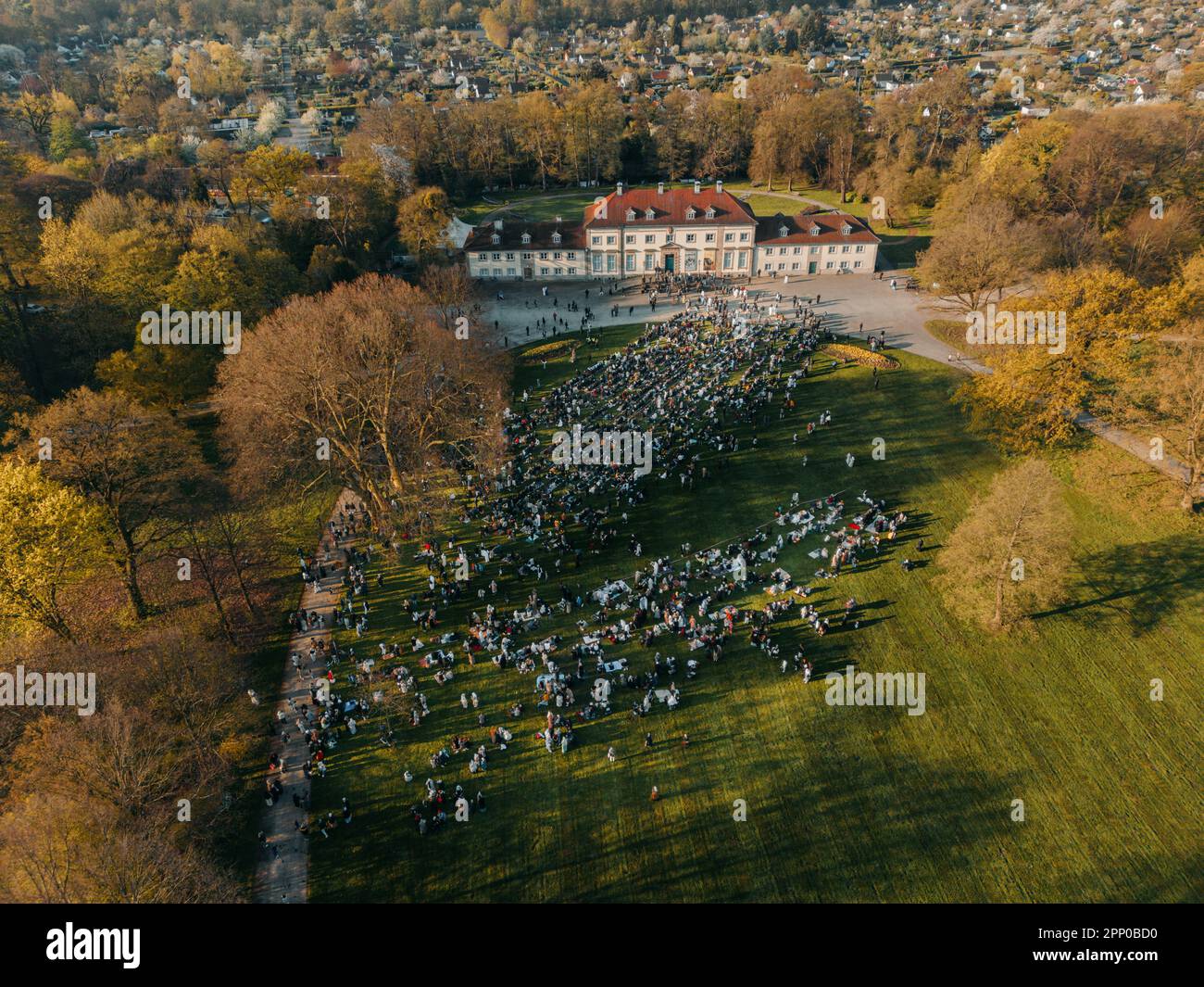 Eid al-Fitr Gebet in Hannover: Moslems versammeln sich in traditioneller Kleidung, um das Ende des Ramadan mit fröhlichen und spirituellen Gebeten zu feiern. Stockfoto