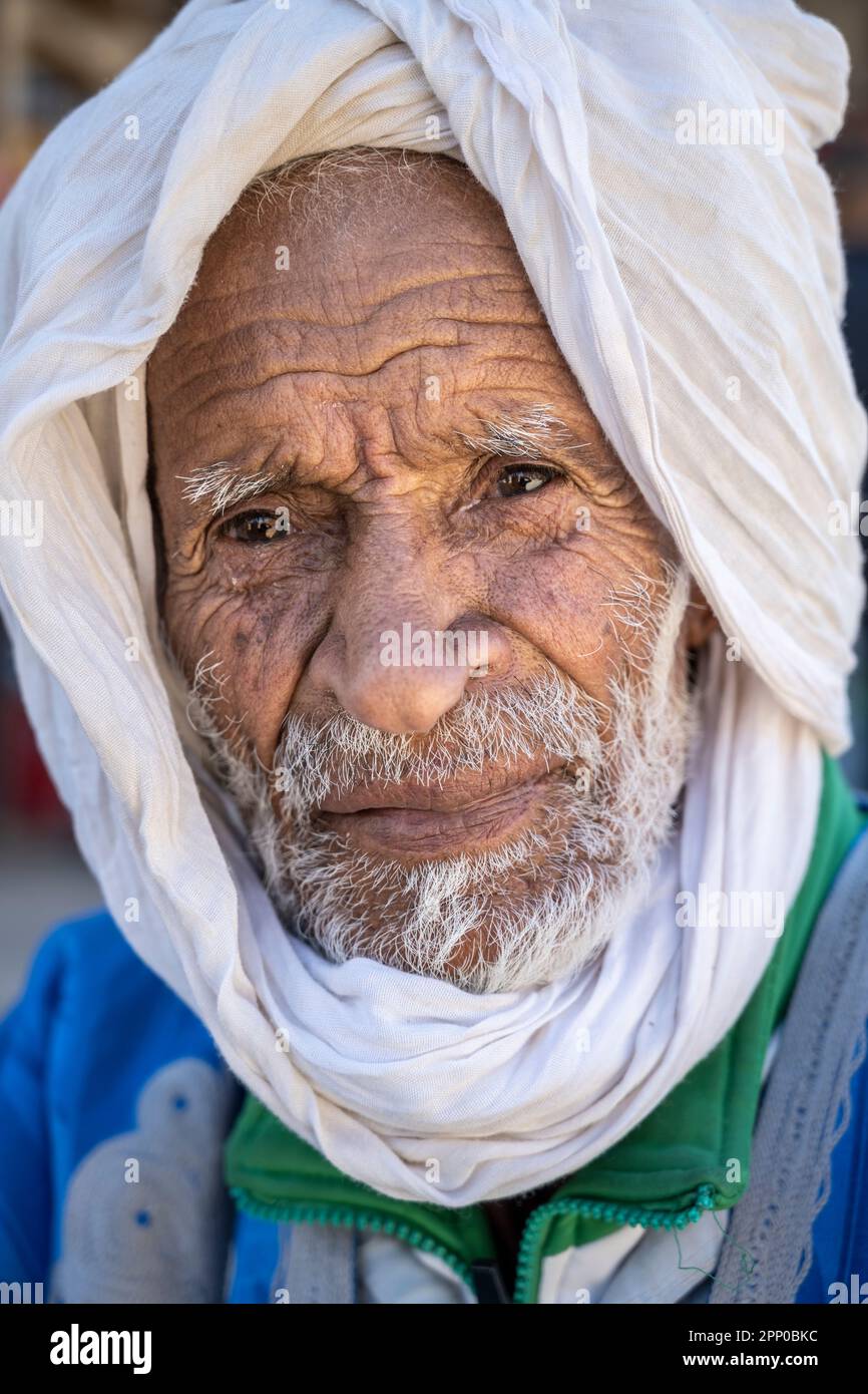 Porträt eines älteren Berbers in blauem Kleid und weißem Turban. Stockfoto