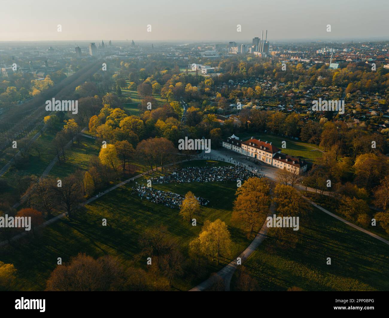 Eid al-Fitr Gebet in Hannover: Moslems versammeln sich in traditioneller Kleidung, um das Ende des Ramadan mit fröhlichen und spirituellen Gebeten zu feiern. Stockfoto
