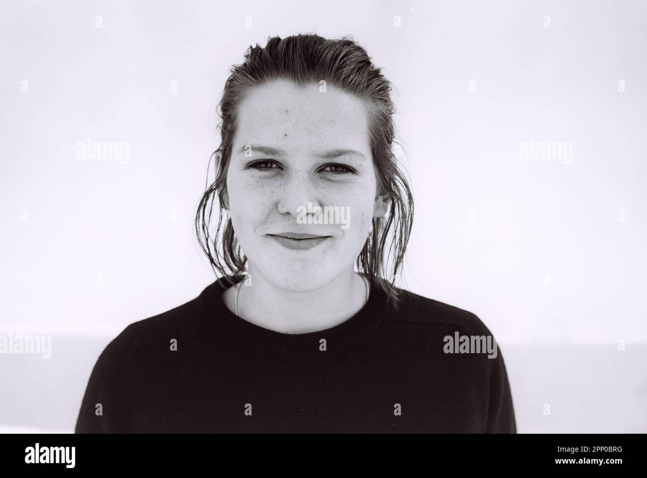 Umea, Norrland Schweden - 5. März 1999: Junge Frau lächelt schüchtern Stockfoto