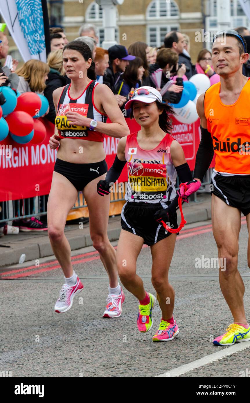 Misato Michishita nimmt am Virgin Money London Marathon 2015 Teil und überquert die Tower Bridge, Großbritannien. Sehbehinderter japanischer Para-Athlet Stockfoto