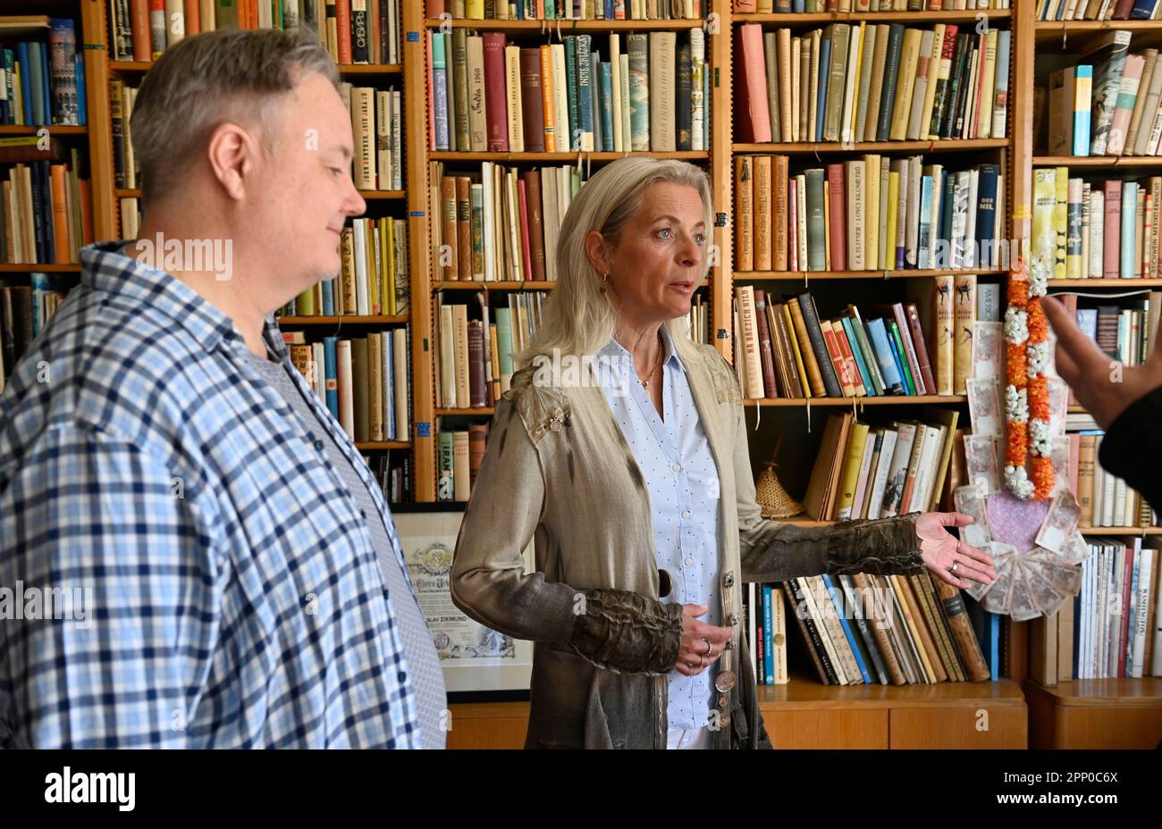 Zikmund Villa, Zlin. 21. April 2023. Thor Heyerdahls Enkelin und Kon-Tiki Museumsdirektor Liv Heyerdahl (rechts) und Kon-Tiki Museumskurator Reidar Solsvik aus Norwegen nehmen anlässlich der Eröffnung der Ausstellung Thor Heyerdahl - Unser gemeinsamer Ursprung in Zikmund Villa, Zlin, Tschechische Republik, am 21. April 2023 an einem Medientreffen Teil. Kredit: Dalibor Gluck/CTK Photo/Alamy Live News Stockfoto Zikmund Villa, Zlin. 21. April 2023. Thor Heyerdahls Enkelin und Kon-Tiki Museumsdirektor Liv Heyerdahl (rechts) und Kon-Tiki Museumskurator Reidar Solsvik aus Norwegen nehmen anlässlich der Eröffnung der Ausstellung Thor Heyerdahl - Unser gemeinsamer Ursprung in Zikmund Villa, Zlin, Tschechische Republik, am 21. April 2023 an einem Medientreffen Teil. Kredit: Dalibor Gluck/CTK Photo/Alamy Live News Stockfoto