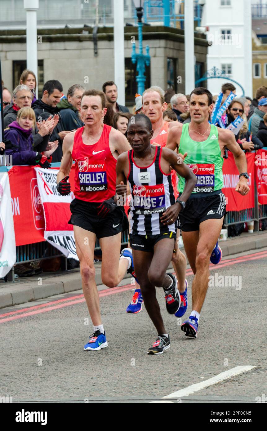 Michael Shelley nimmt am Virgin Money London Marathon 2015 Teil und überquert die Tower Bridge, Großbritannien. Hinter dem Herzschrittmacher Stockfoto